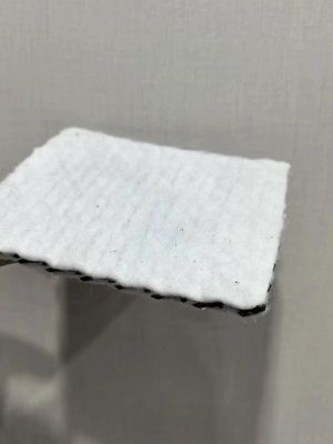 Rete tri-dimensionale di drenaggio composito per riserve e protezione dei pendii