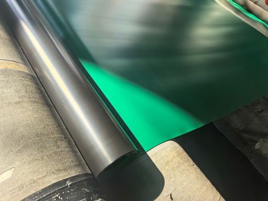 Geomembrana liscia in HDPE a doppio colore nera e verde adatta a vari progetti impermeabili