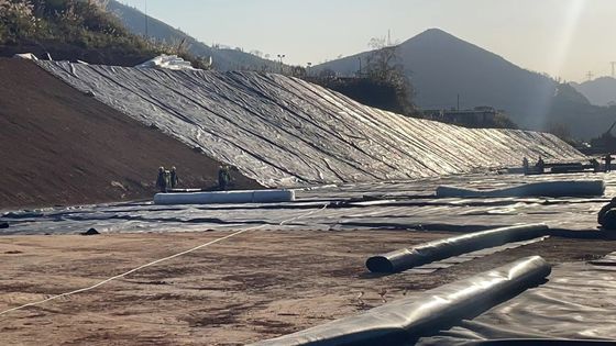 Geomembrana liscia in HDPE su misura per il trattamento delle acque delle discariche, l'estrazione mineraria e una durata di vita più lunga