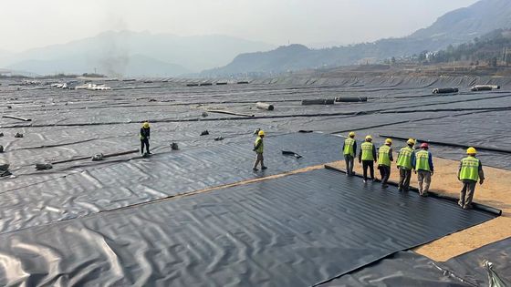 Geomembrana liscia in HDPE su misura per il trattamento delle acque delle discariche, l'estrazione mineraria e una durata di vita più lunga