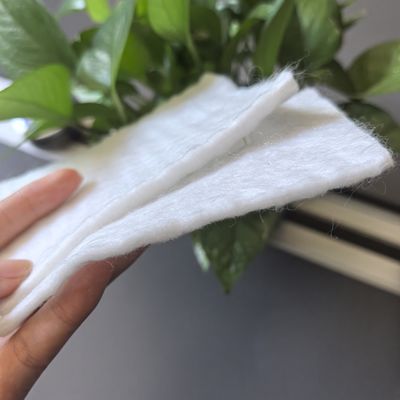 Geotessile perforato con ago di fibra lunga per discariche e scarichi di stagni ingegneria di stagni PET poliesteri di larghezza 1,0 m-6,6 m
