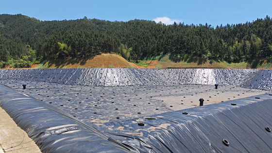 Geomembrana in HDPE di eccellente resistenza chimica per l'installazione di saldatura a cuneo caldo nei progetti di stagni di regolazione del lucido