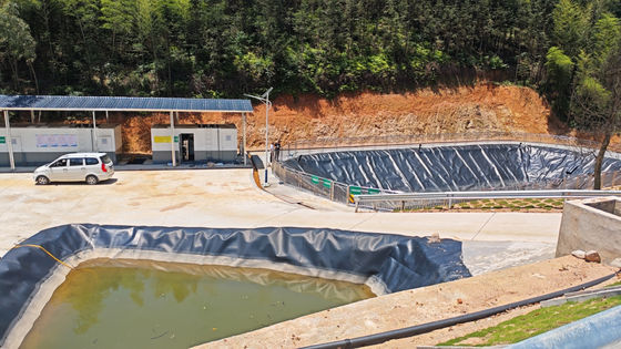 Geomembrana in HDPE di eccellente resistenza chimica per l'installazione di saldatura a cuneo caldo nei progetti di stagni di regolazione del lucido