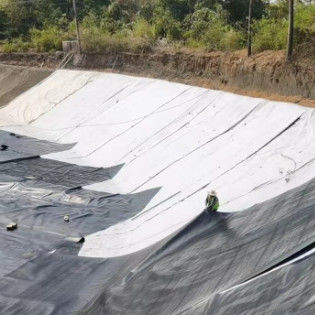 Funzione di separazione Geotessile a filamenti lunghi non tessuti Larghezza 1m-6m per applicazioni in discarica mineraria