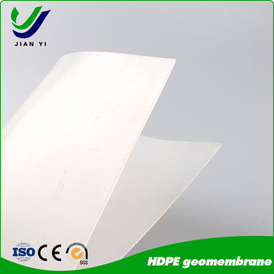 Geomembrana in HDPE colore bianco riflette la luce solare per l'isolamento termico nelle centrali fotovoltaiche e nelle piscine all'aperto