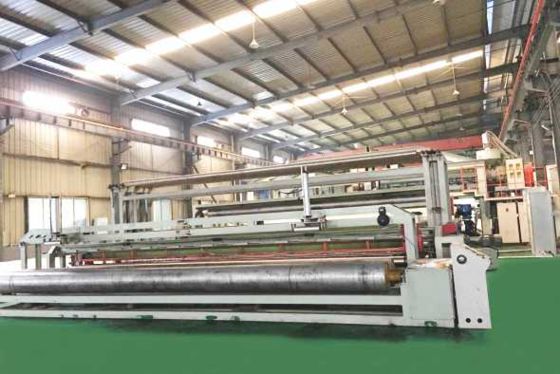 Geomembrana in HDPE con superficie strutturata e nodi, spessore da 0,5 a 2,5 mm, progettata per un'aderenza superiore e un contenimento efficace in discariche e applicazioni di invasi.