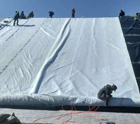 Geotessuto in poliestere non tessuto resistente ai raggi UV con elevata permeabilità all'acqua ed eccellente resistenza alla perforazione per il controllo dell'erosione del suolo nelle miniere