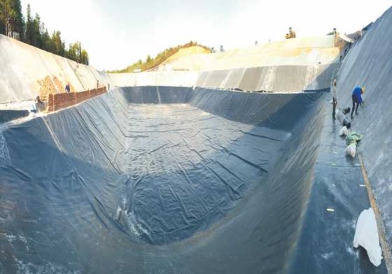 Geomembrana liscia in LDPE spessore 2,0 mm con allungamento a rottura del 700% ed eccellente resistenza ai raggi UV per progetti di serbatoi